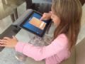 Pais criam cadernos virtuais para tornar mochila de filho mais leve A pequena Maria Fernanda com o Studying Pad (Foto: Arquivo pessoal)