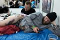 Homem se distrai com celular ao ter ndegas tatuadas em festival Christian Funch aproveitou para mandar mensagens enquanto taduador desenhava em suas ndegas (Foto: Lars Krabbe/AP)