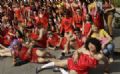 Chineses fazem ''corrida do vestido vermelho'' no Dia das mes Participantes da corrida beneficente se juntam para foto coletiva, em Pequim (Foto: Jason Lee/Reuters)