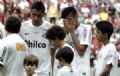 Neymar chora, mas no brilha, e Santos empata por 0 a 0 com o Fla Neymar enxuga as lgrimas aps hino nacional no Man Garrincha (Foto: Jorge William / Ag. O Globo)