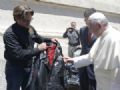  Papa Francisco ganha jaqueta e quadro da Harley-Davidson Papa Francisco recebe jaqueta de couro da marca Harley-Davidson (Foto: Reuters/Vaticano/Divulgao)