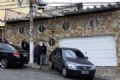 Criminosos matam empresrio e filhos em Diadema Vizinhos permanecem no local do crime aps retirada dos corpos Foto: Andris Bovo