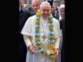 No Twitter, Papa diz que acolhida em Copacabana foi ''inesquecvel'' Papa Francisco ganhou de uma freira o colar com as cores da bandeira do Brasil (Foto: Luca Zennaro/AFP)