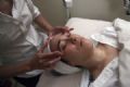  Salo de beleza usa excremento de pssaro em tratamento facial nos EUA Mscara facial feita de excremento de rouxinol asitico misturado com farelo de arroz (Foto: Mary Altaffer/AP)