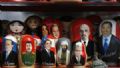 Bonequinhas russas exibem imagens de Obama, Berlusconi e at Bin Laden Bonequinhas russas expostas em uma tenda em Moscou exibem imagens de personalidades mundiais, como Obama, Berlusconi e at Bin Laden (Foto: Phil Noble/ Reuters)