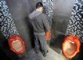 Cidade chinesa vai multar quem errar a pontaria ao urinar em banheiros Cidade chinesa vai multar quem errar a pontaria ao urinar em banheiros (Foto: AFP)
