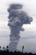  Vulco entra em erupo e expele nuvem de cinzas gigante na Indonsia Monte Lokon expele coluna gigante de cinzas em Tomohon, na Indonsia (Foto: Paradika Arif/ AFP)