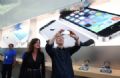 Presidente da Apple adere ao Twitter na estreia do novo iPhone nas lojas Tim Cook, presidente executivo da Apple, testa novo iPhone ao lado de Katie Cotton, uma das vice presidentes da empresa, no dia do incio das vendas do iPhone 5S e do iPhone 5C. (Foto: Justin Sullivan/France Presse)