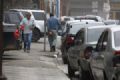 Calada vira estacionamento e pedestre se arrisca na rua Pedestre no tem vez nas caladas estendidas da rua Felipe Sabag. Foto: Andris Bovo