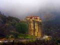 Mosteiros construdos em cima de penhascos impressionam turistas Monastrio de Rousanou, em Meteora (Foto: Vaggelis Vlahos/Creative Commons)