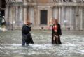 Mulher posa de lingerie em praa de Veneza inundada Mulher posou de lingerie na Praa So Marcos, em Veneza, inundada (Foto: Andrea Pattaro/AFP)