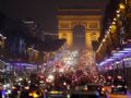  Avenida Champs-Elysees, em Paris, ganha iluminao de Natal de LED O Arco do Triunfo  visto ao fundo da avenida Champs Elysees iluminada para o Natal (Foto: Charles Platiau/Reuters)