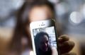  Jovens brasileiros trocam Facebook por aplicativos de mensagens A estudante Beatriz Bechelli, de 17 anos, prefere o Instagram ao Facebook. (Foto: Guilherme Zauith/G1)