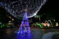 Mau monta decorao especial de Natal rvore de Natal encanta que passa pela Praa 22 de Novembro, no centro. Crdito: Evandro Oliveira/PMM