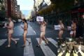 Grupo protesta nu na Espanha e lembra capa famosa dos Beatles Grupo protestou nu contra o corte de servios sociais (Foto: Vincent West/Reuters)