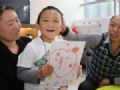  Menino que teve olhos arrancados pela tia ganha prteses que se mexem Guo Bin posa com os pais e um desenho do ideograma que representa a palavra obrigado (Foto: C-Mer Dennis Lam Eye Hospital/AFP)