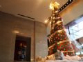  Hotel nos EUA monta rvore de Natal com 8 mil doces franceses coloridos rvore de Natal feita com 8 mil macarons fica no lobby de hotel nos EUA (Foto: Gavin Boulware/Ritz-Carlton/Divulgao)