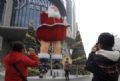 China instala esttua de Papai Noel inspirada em Marilyn Monroe  Loja de departamentos de Taiyuan coloca esttua de Papai Noel inspirada na famosa pose de Marilyn Monroe (Foto: AP)