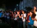 Viglia e protesto lembram as 242 vtimas da Kiss, um ano depois Participantes batem palmas no horrio aproximado do incndio h um ano  (Foto: Luiza Carneiro/G1)