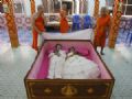  Recm-casados deitam em caixo rosa para atrair boa sorte na Tailndia Tanapatpurin Samangnitit e Sunantaluk Kongkoon deitam em caixo durante cerimnia de casamento em Bangcoc, na Tailndia (Foto: Chaiwat Subprasom/Reuters)