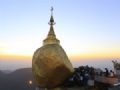  Templo em cima de pedra dourada que desafia a gravidade atrai turistas Pagode de Kyaikhtiyo, templo budista conhecido como Pagode da Rocha Dourada, em Mianmar (Foto: Soe Zeya Tun/Reuters)