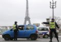 Poluio fora imposio de rodzio de carros em Paris Policiais controlam a passagem de carros em Paris nesta segunda-feira (17); poluio levou governo a estabelecer rodzio de carros (Foto: Francois Guillot/AFP)