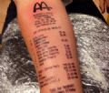 Jovem ''assanhado'' tatua recibo de restaurante fast food no brao Stian Ytterdahl tatuou uma nota fiscal de um restaurante fast food aps ser 'punido' pelos colegas (Foto: Reproduo/Facebook/Sabelink Tattoo)