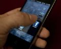 Facebook encerra chat pelo app; usurio ter de baixar o Messenger cone do aplicativo do Facebook aparece na tela do iPhone (Foto: AFP)
