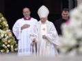 Joo Paulo II e Joo XXIII se tornam santos Papa emrito Bento XVI tambm participou da cerimnia. (Foto: Filippo Monteforte / AFP Photo)