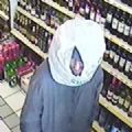 Ladro usa sacola rasgada como mscara em assalto na Inglaterra Ladro roubou loja usando sacola plstica como 'mscara' durante assalto na Inglaterra (Foto: Divulgao/Hertfordshire Police)