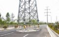  Estrada chinesa vira piada ao ser feita com torres de transmisso no meio Estrada em Zhengzhou, na China, foi construda sem levar em considerao duas torres de transmisso de energia, que estavam instaladas desde 2007 (Foto: Reproduo/Weibo/21cbh)