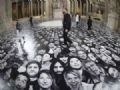 Artista cobre prdio em Paris com milhares de retratos annimos Pessoas visitam a exposio 'Au Pantheon!' do artista francs JR, em Paris (Foto: Martin Bureau/AFP)