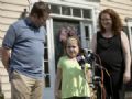 EUA aprovam regra que facilita busca de crianas por doadores de pulmo  Sarah Murnaghan fala com a imprensa junto com seus pais, Francis e Janet Murnaghan, nesta segunda-feira (23), em frente  casa da famlia, em Newtown Square (Foto: AP Photo/Matt Rourke)