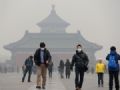  Pequim recebe menos turistas e prefeitura atribui queda  poluio Visitantes usam mscaras enquanto visitam o Templo do Cu, em Pequim. (Foto: China Out/AFP)