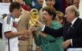 Dilma recebe vaias no Maracan ao entregar taa  Alemanha A presidente Dilma Rousseff entrega a taa da Copa do Mundo ao capito da seleo da Alemanha, Philipp Lahm, no estdio do Maracan (Foto: FABRICE COFFRINI/AFP)
