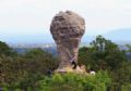 Rocha que lembra taa da Copa do Mundo atrai turistas na Tailndia Visitantes sobem em formao rochosa que lembra formato da taa da Copa do Mundo em parque na Tailndia (Foto: AP)