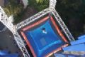 Brinquedo ultrarradical com queda livre real faz sucesso na Dinamarca Na chamada 'Torre SCAD', participantes caem a mais de 30 m de altura e viajam a mais de 88 km/h em direo a uma rede no cho (Foto: Reproduo/YouTube/Theme Park Review)