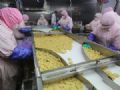 Aps escndalo, McDonald's do Japo pode comprar frango do Brasil Foto feita neste domingo (20) mostra produo de trabalhadores na Shanghai Husi Food Co, fbrica do OSI Group, em Xangai (Foto: AFP)