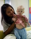 ''Nunca o abandonarei'', diz me de aluguel de beb com Down Pattaramon Chanbua segura Gammy em hospital da Tailndia nesta segunda-feira (4) (Foto: Nicolas Asfouri/AFP)