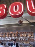 Padaria de San Francisco tem pes 'voadores' e em formato de bichos Funcionrio na Boudin Bakery; cestas de pes passam 'voando' no teto do lugar, e pes em formatos de animais tambm so vendidos (Foto: Flvia Mantovani/G1)