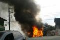 nibus da Eaosa  incendiado em Mau As chamas atingiram a fiao eltrica e os moradores ficaram sem telefone e internet. Foto: Divulgao
