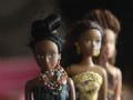  Nigeriano cria bonecas negras contra preconceito e supera venda de Barbie Bonecas da Queens of Africa (Foto: Akintunde Akinleye/Reuters)