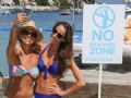  Placa em praia na Frana probe fotos para fazer inveja em amigos Turistas britnicas em frente a uma placa que veta as 'braggies', fotos para causar inveja nos amigos nas redes sociais (Foto: Tony Barson/Getty Images for Three)