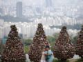 Torre na Coreia do Sul tem cadeados do amor at em rvores Casal na torre de Seul; rvores esto lotadas de cadeados do amor (Foto: Kim Hong-Ji/Reuters)