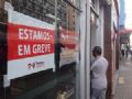  Greve dos bancrios entra no 3 dia em todos os estados Agncia em Pernambuco com adesivos que indicam paralisao (Foto: Kety Marinho / TV Globo)