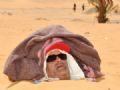  Turistas se enterram na areia em ''terapia das dunas'' no Saara Turista  coberto de areia at o pescoo nas dunas de Merzouga (Foto: STR/AFP)