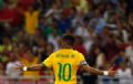 Neymar arrasa o Japo e se junta s ''maravilhas'' da moderna Cingapura Neymar comemora um de seus gols com os braos abertos na vitria da Seleo por 4 a 0 (Foto: Reuters)