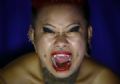  Nepalesa implanta at ''presas de vampiro'' na boca Jharana Gurung implantou at 'presas de vampiro' na boca (Foto: Navesh Chitrakar/Reuters)