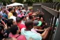 Estudantes se revoltam, derrubam portes e invadem Anhanguera Atrasados para o Enem, estudantes no se conformaram e invadiram a Anhanguera. Foto: Andris Bovo