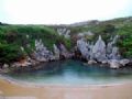  Fenmeno raro cria praia ''oculta'' a 100 metros do mar na Espanha A praia de Gulpiyuri tem gua salgada e cristalina, que chega por tneis entre as rochas (Foto: Ramon Dias/Creative Commons)